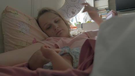 madre con la hija en la cama