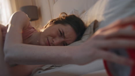 mujer estresada durmiendo reloj despertador primer plano. molesta chica cansada despertando vuelta