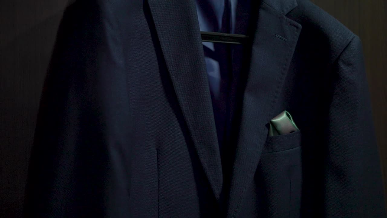 traje de novio azul para colgar de boda