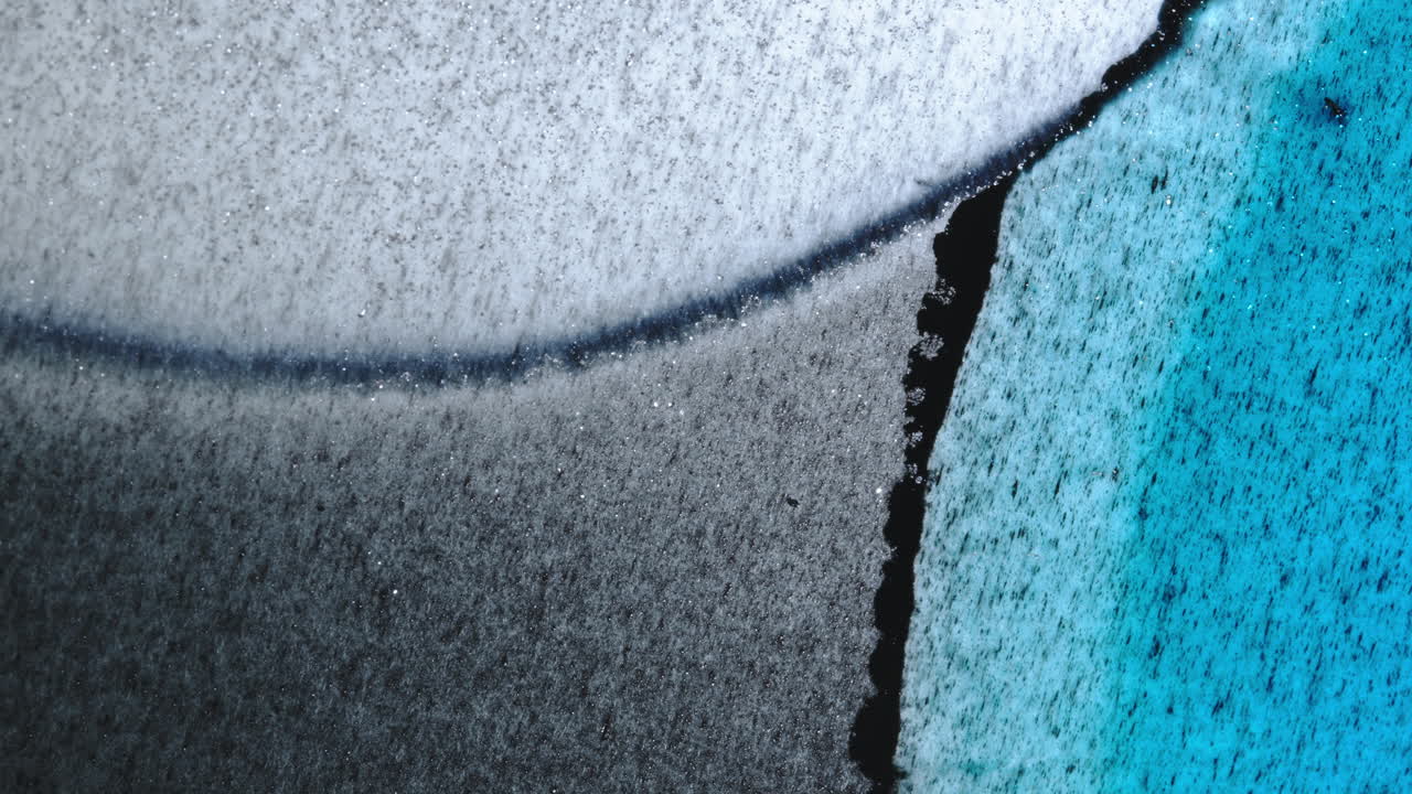 una vista abstracta del hielo y el agua azul vibrante, destacando las grietas y la textura