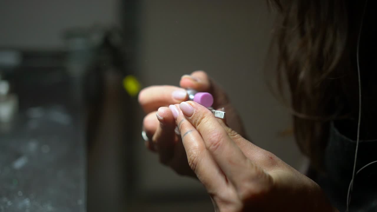 técnico dental que trabaja en una restauración dental