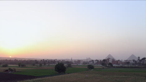 las pirámides de egipto se ven a distancia al atardecer