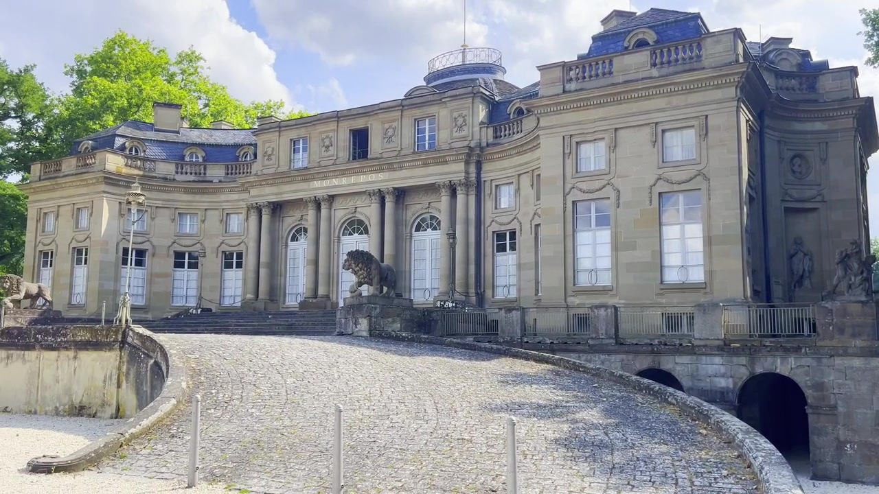 Séquence grand-angle de la façade avant du palais de Monrepos à Ludwigsbourg, en Allemagne, filmée avec une caméra en mouvement s'approchant du bâtiment baroque historique par la rampe d'accès pavée