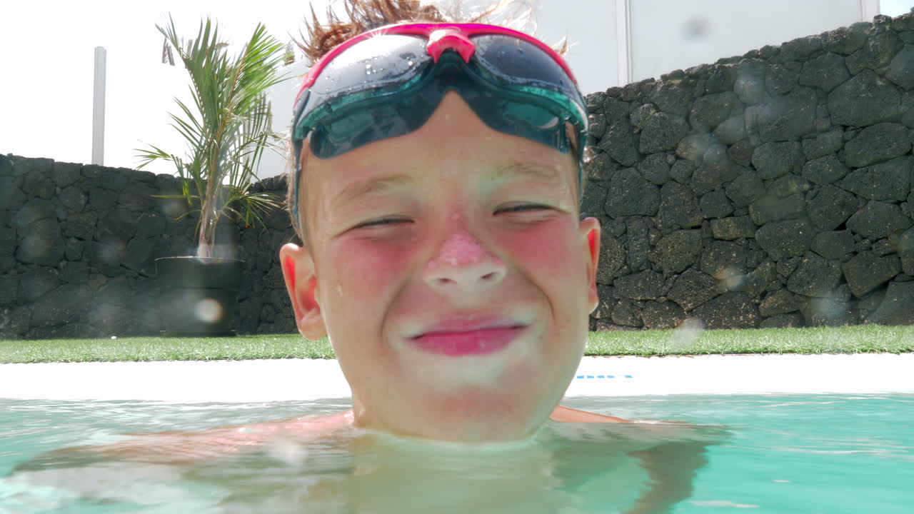 뜨거운 날씨에 시원한 수영장보다 더 좋은 것은 없습니다.