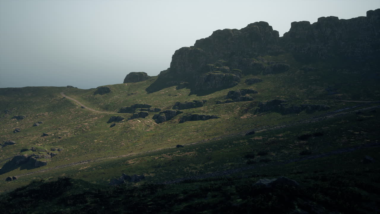 Un sentiero tortuoso su una montagna