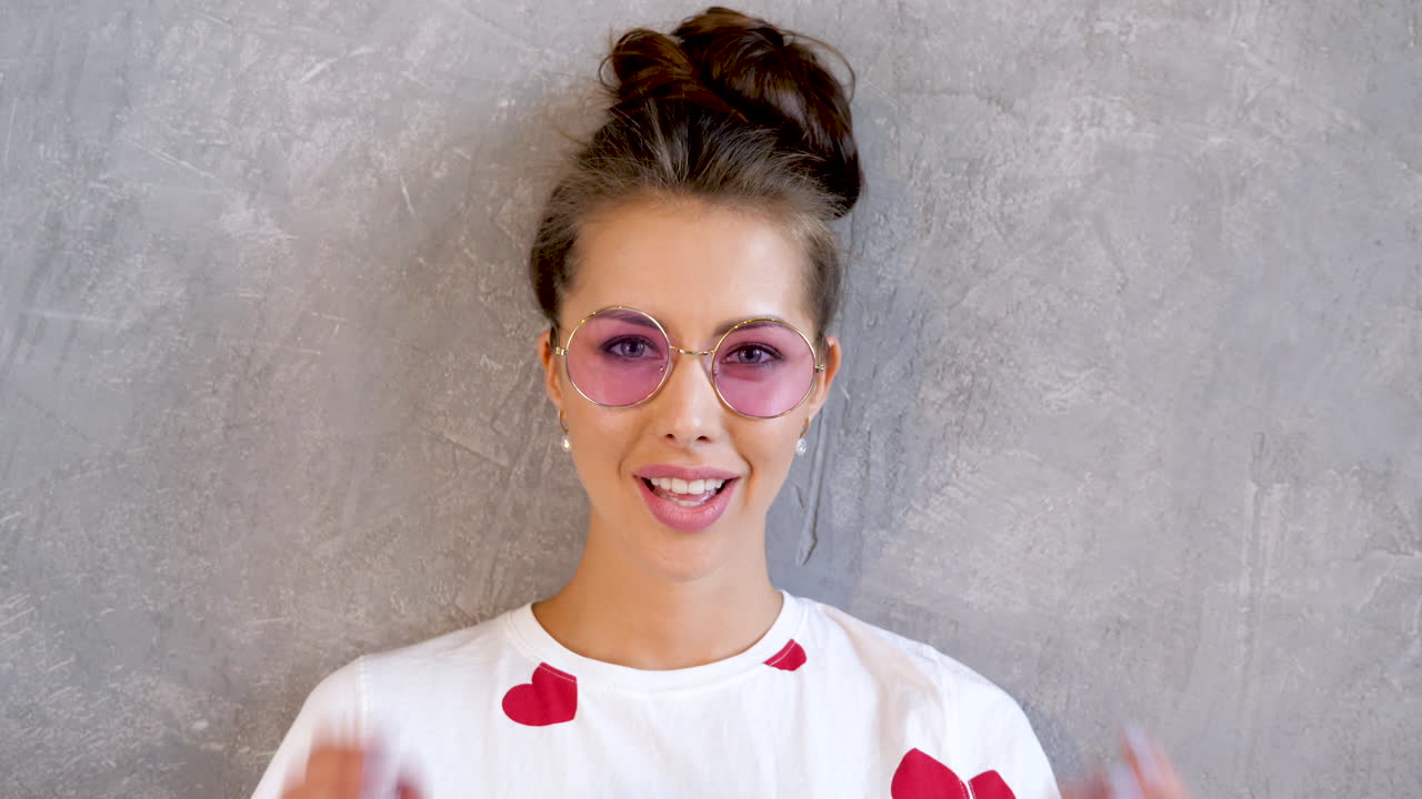 분홍색 선글라스를 입은 행복한 여자