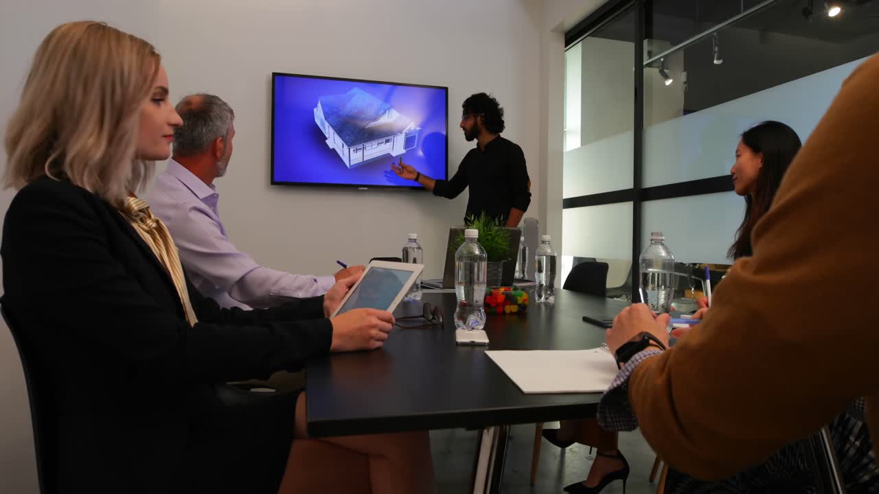 회의실 4k 에서 프레젠테이션 을 하는 사업가