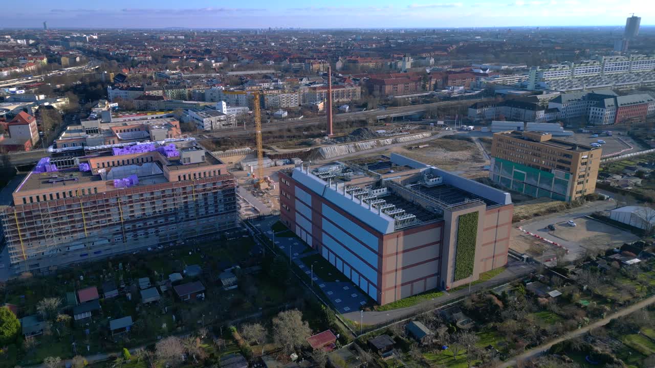 Edificio moderno di un data center con una facciata a parete verde, che rappresenta l'infrastruttura tecnologica e l'informatica sostenibile in un paesaggio urbano. Splendida ripresa aerea con drone dall'alto