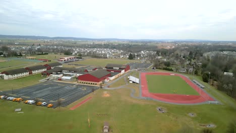 Highschool-Gebäude-Inklusive-Parkplatz-Und-Feld