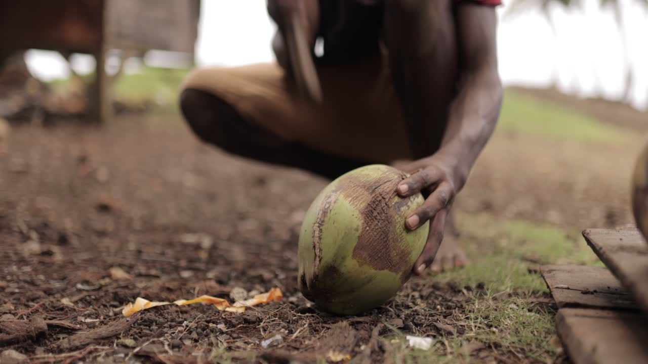 joven abriendo cocos en áfrica - 4k 120fps