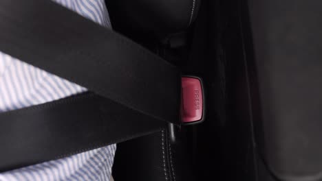Mit-Sicherheitsgurt-In-Einem-Auto
