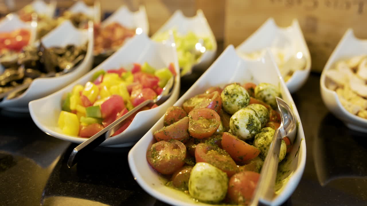 접시 4에 이탈리아 음식 몇 가지 신선한 샐러드와 야채