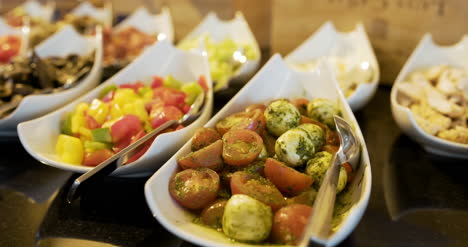 comida italiana varias ensaladas frescas y verduras en el plato 4