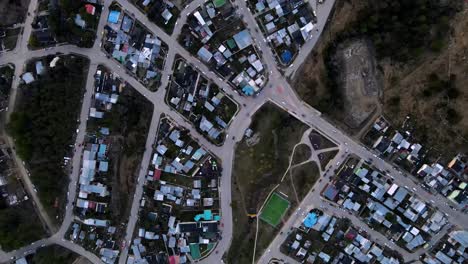 Von-Oben-Nach-Unten-Geschossener-Drohnenflug-über-Ushuaia,-Argentinien