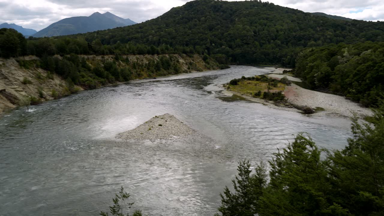 Fiume Eglinton, chiamato anche Anduin, in riferimento al luogo utilizzato nel Signore degli Anelli
