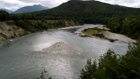 Río-Eglinton,-Conocido-Como-Anduin,-En-Referencia-Al-Sitio-Utilizado-En-El-Señor-De-Los-Anillos.