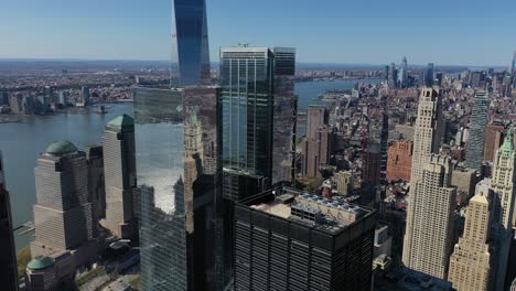 hermosa antena diurna en ascenso de la torre de la libertad en el distrito financiero de manhattan, ciudad de nueva york