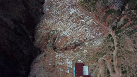 Antenne,-Drohnenaufnahme-Mit-Blick-Auf-Ein-Salzbergwerk,-Salineras,-In-Den-Anden,-An-Einem-Bewölkten-Tag,-In-Peru,-Südamerika