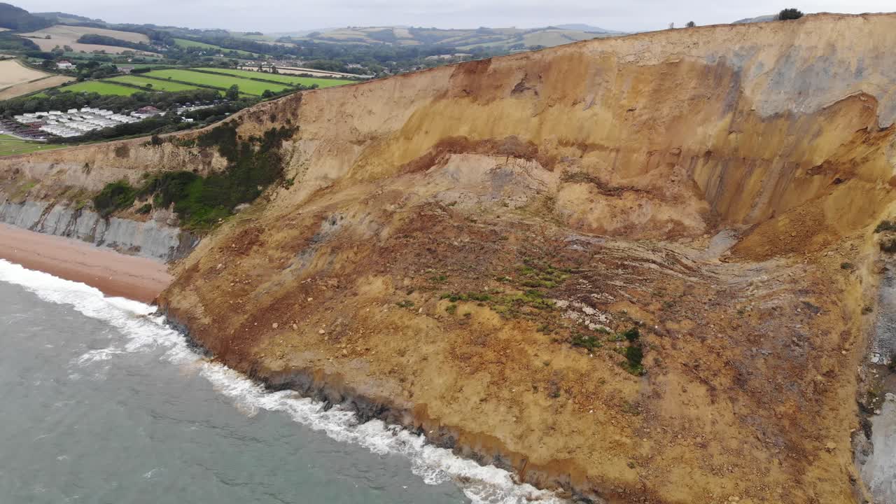 gran deslizamiento de tierra costera en la playa de seatown en dorset