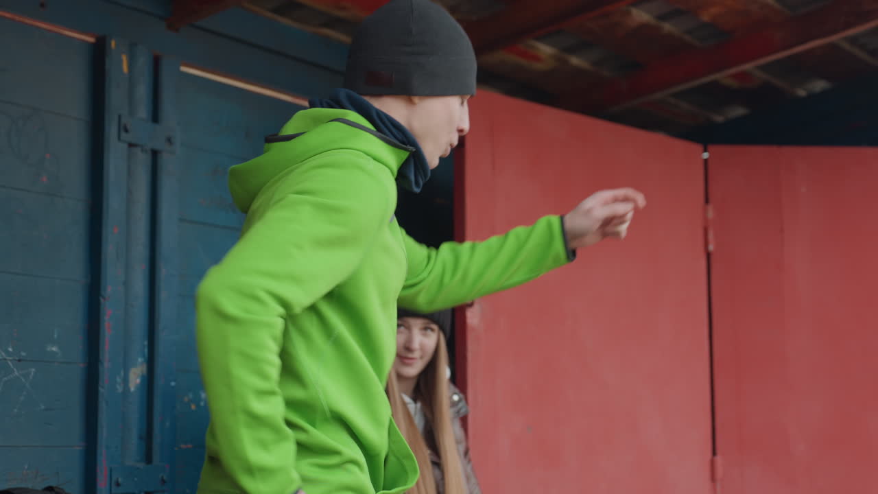 Проявление командного духа, городская спортивная среда, подчеркивающая сотрудничество и взаимную поддержку, спортивная сцена, демонстрирующая сплоченность и поддержку среди членов команды во время игры