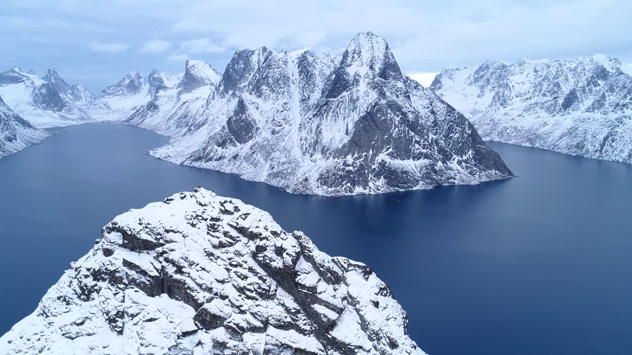 Montagne innevate sono visibili nelle Isole Lofoten, Norvegia.