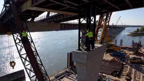 construcción de un puente sobre un río