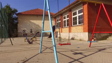 parque infantil con juegos en verano