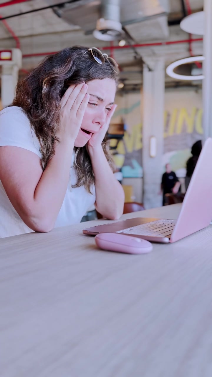 Libera professionista stanca che sbadiglia al lavoro