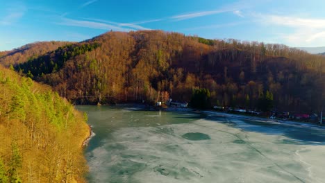 hermoso lago congelado y montañas, dron aéreo, el desierto del lago bystrzyckie, polonia