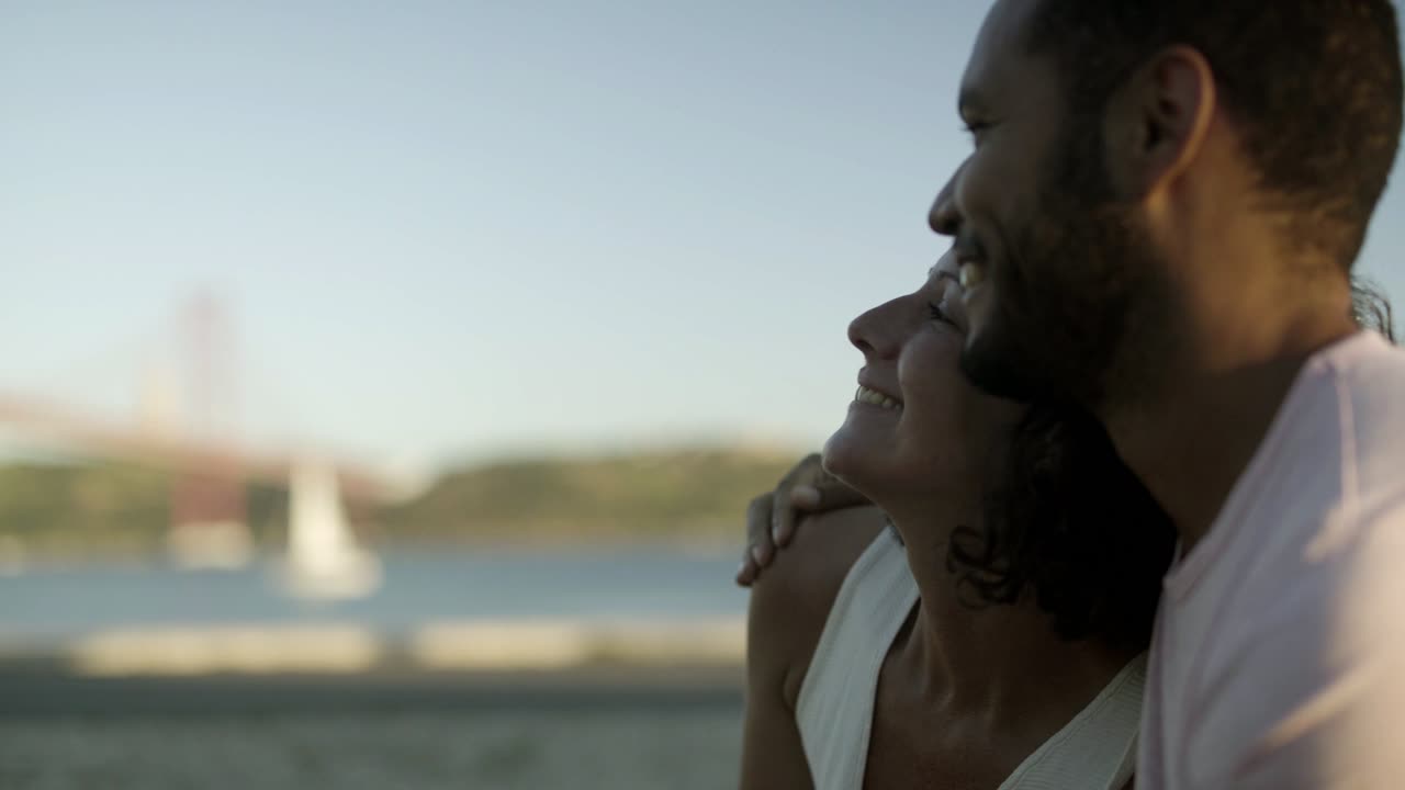 una joven pareja feliz en el parque