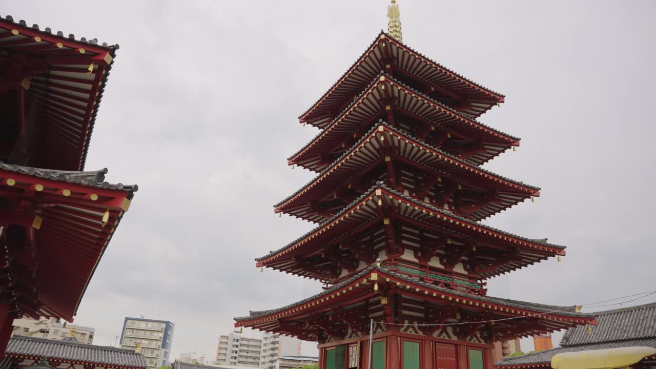 pagoda del santuario de shitennoji en osaka, japón