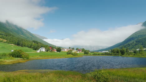 Malerische-Landschaft-Von-Norwegen---Entlang-Des-Sees-Gibt-Es-Eine-Straße-Im-Hintergrund-Gibt-Es-Berge-4k