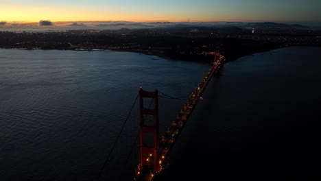 área de la bahía de san francisco y el puente golden gate al amanecer con horizonte nublado, aérea
