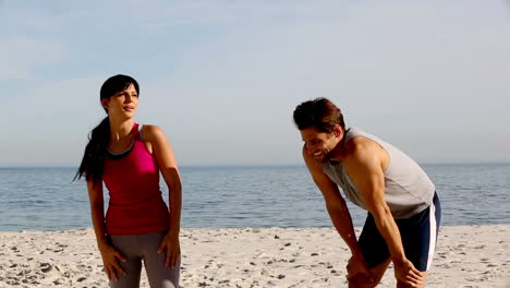 zwei athleten laufen am strand