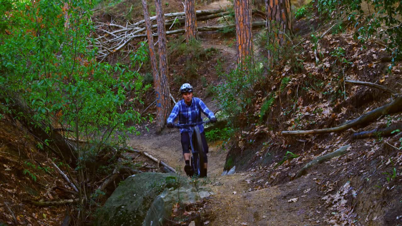 hombre montando en bicicleta en el bosque 4k