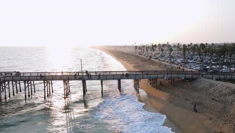 Excelente-Vista-Aérea-Del-Muelle-Y-La-Playa-En-Newport-Beach,-California