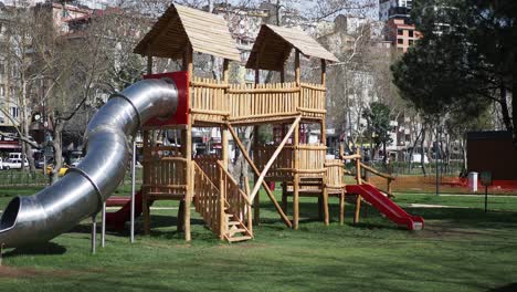 patio de juegos de madera en un parque de la ciudad