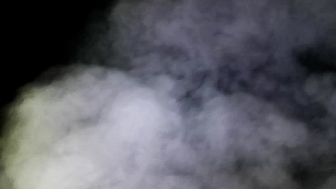 humo espeso en el aire nocturno
