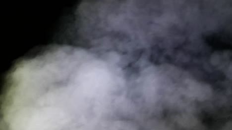 humo espeso en el aire nocturno