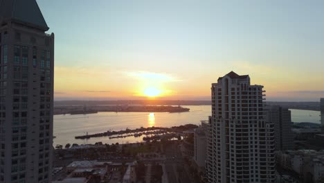 Sunset-Scenery-At-Downtown-San-Diego-In-California,-USA---Aerial-Shot