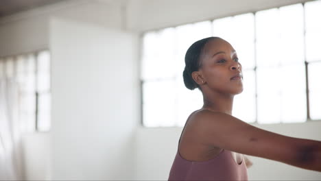 danza, creativa y mujer en el estudio para practicar