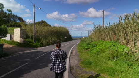 mujer caminando por un camino de campo