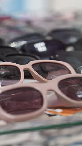 una vista en primer plano de una variedad de gafas de sol en exhibición en una tienda, con enfoque en los diferentes estilos y colores de las gafas de sol