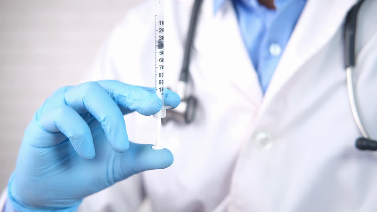 médico con una jeringa