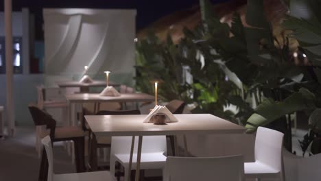 vista frontal de una mesa de comedor elegante y ligera en un restaurante, toma amplia, toma cercana