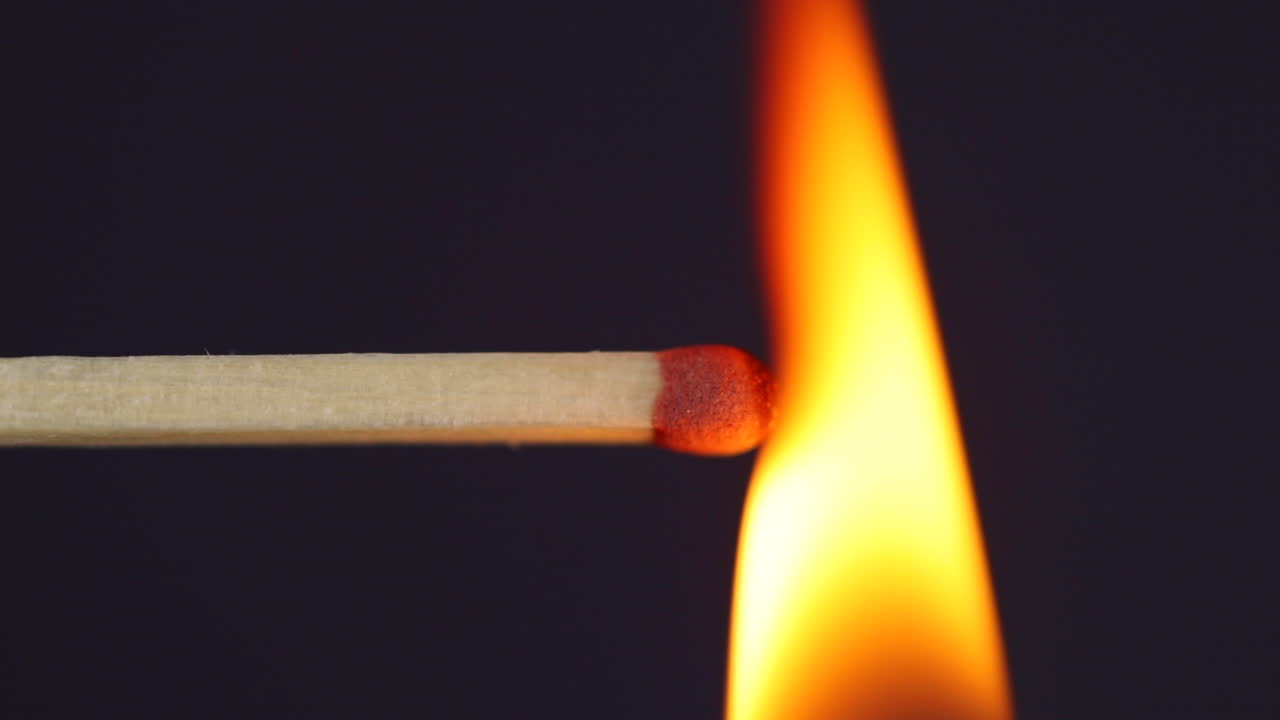 el encendido coincide con una toma macro de primer plano capturada al lado del fondo negro en cámara lenta a 120 fps