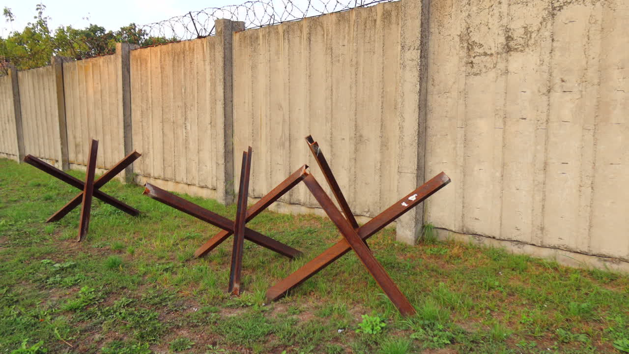 los erizos checos y una larga pared de alambre de púas en kiev ucrania, dientes de dragón tapones antitanque, rusia guerra de ucrania, famosos obstáculos de la segunda guerra mundial, tiro de 4k