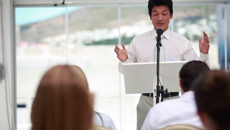 Women-talking-during-a-conference