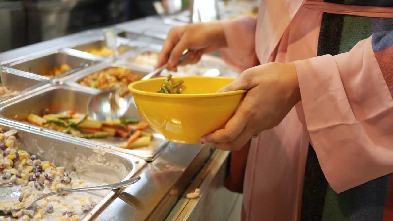 뷔페 에서 자기 자신 을 봉사 하는 여자