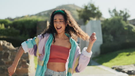 baile, sonrisa y una mujer caminando al aire libre en un parque